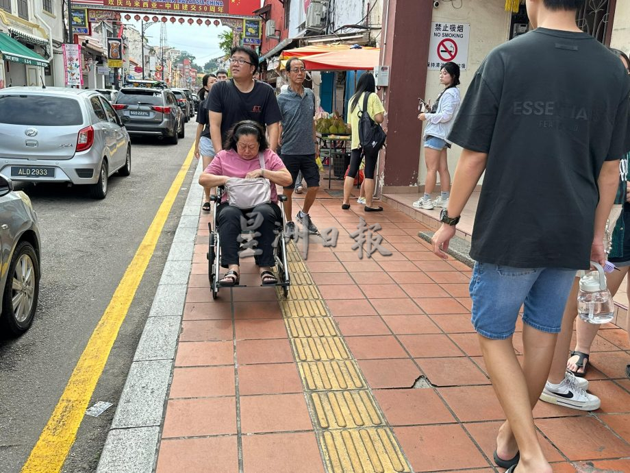 (古城第二版主文)老街停车位不足 车放人行道地砖破损