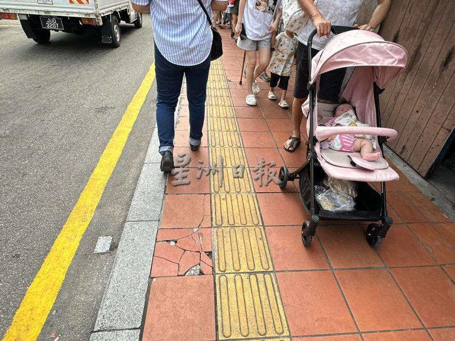 (古城第二版主文)老街停车位不足 车放人行道地砖破损