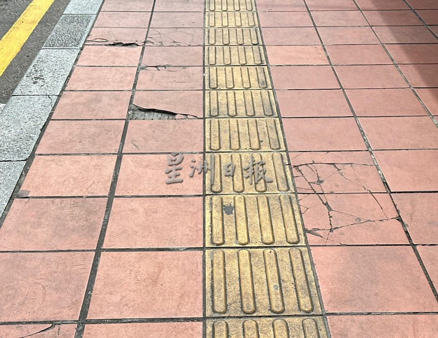 (古城第二版主文)老街停车位不足 车放人行道地砖破损