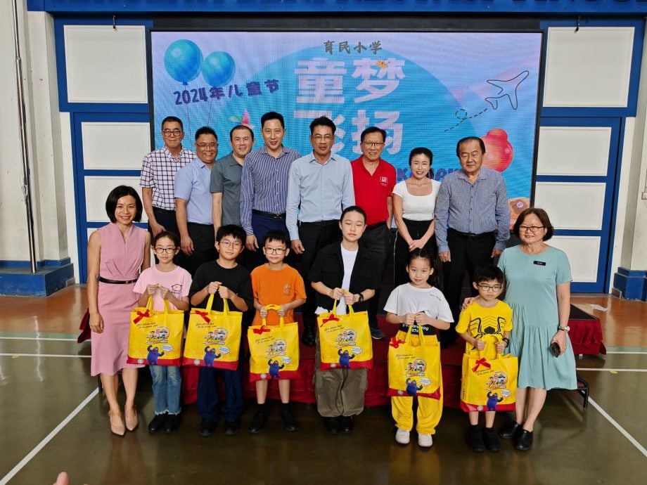 (古城第二版主文)育小董事部赠手表给低小学生盼掌握及珍惜时间,赠魔术方块给高小学生盼勿沉迷手机