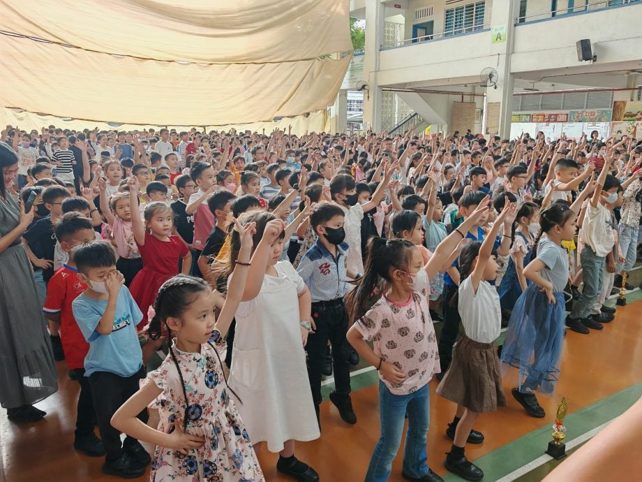(古城第二版主文)育小董事部赠手表给低小学生盼掌握及珍惜时间,赠魔术方块给高小学生盼勿沉迷手机