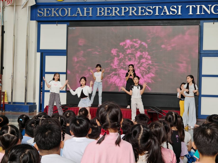 (古城第二版主文)育小董事部赠手表给低小学生盼掌握及珍惜时间,赠魔术方块给高小学生盼勿沉迷手机