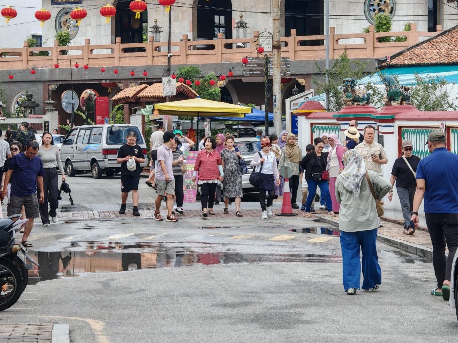 (古城第五版主文)观音亭街疑沟渠阻塞沟水倒流淹路面发出难闻异味,游客来往影响甲州形象