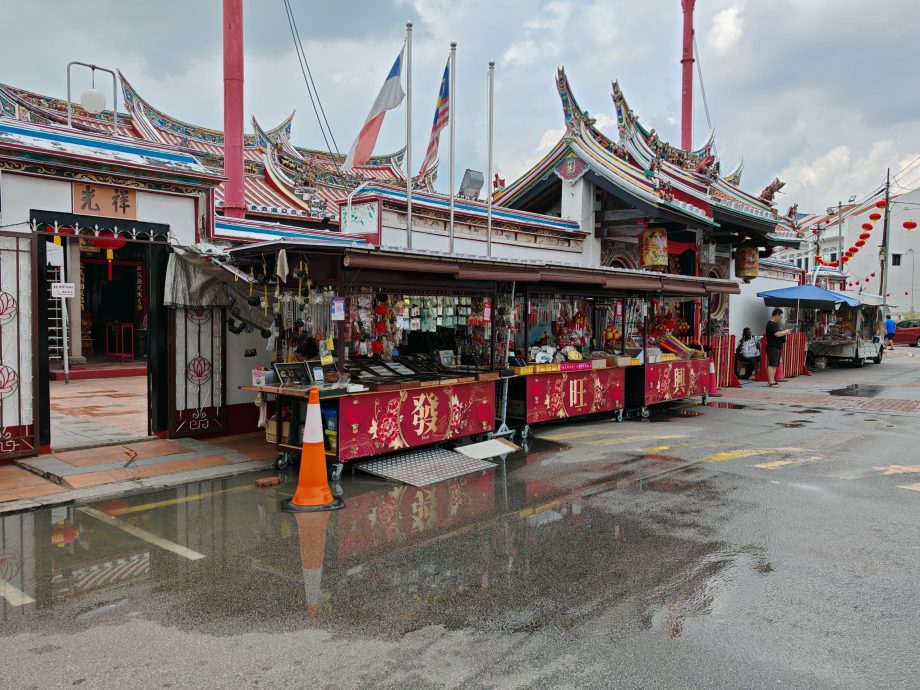 (古城第五版主文)观音亭街疑沟渠阻塞沟水倒流淹路面发出难闻异味,游客来往影响甲州形象