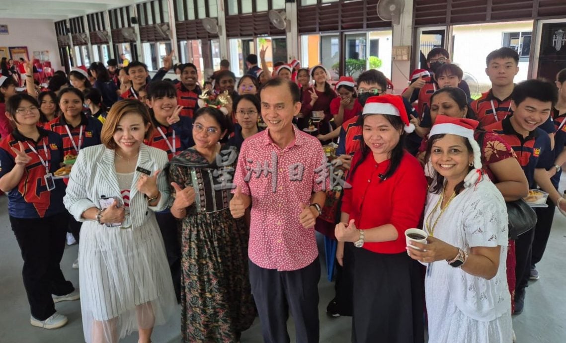 (古城第六版主文)中六学院首次庆祝圣诞节