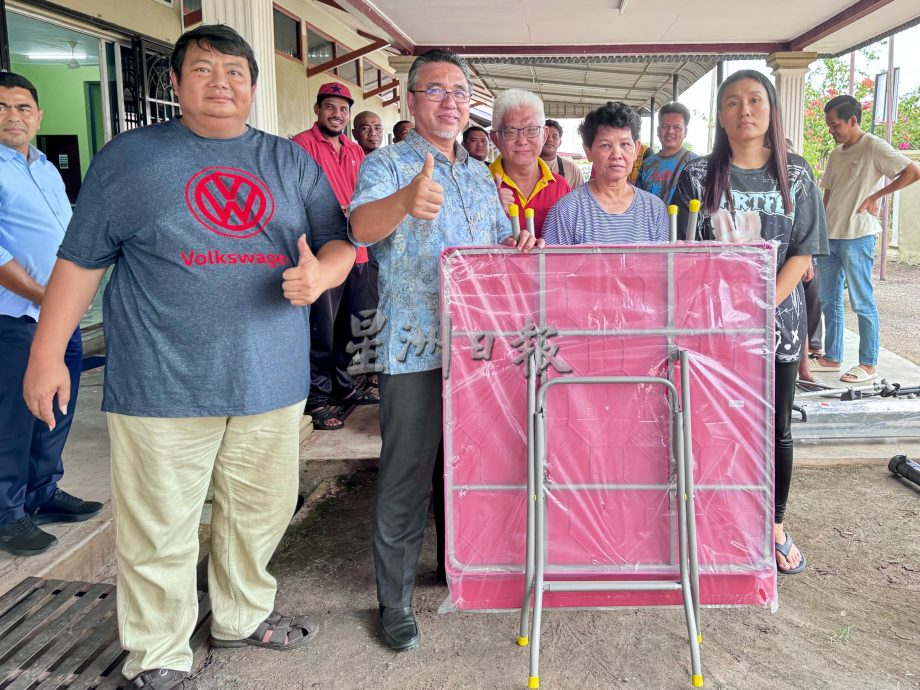 (古城第六版主文)亚沙汉区10多名小园主及家庭式小商贩获颁援助器材