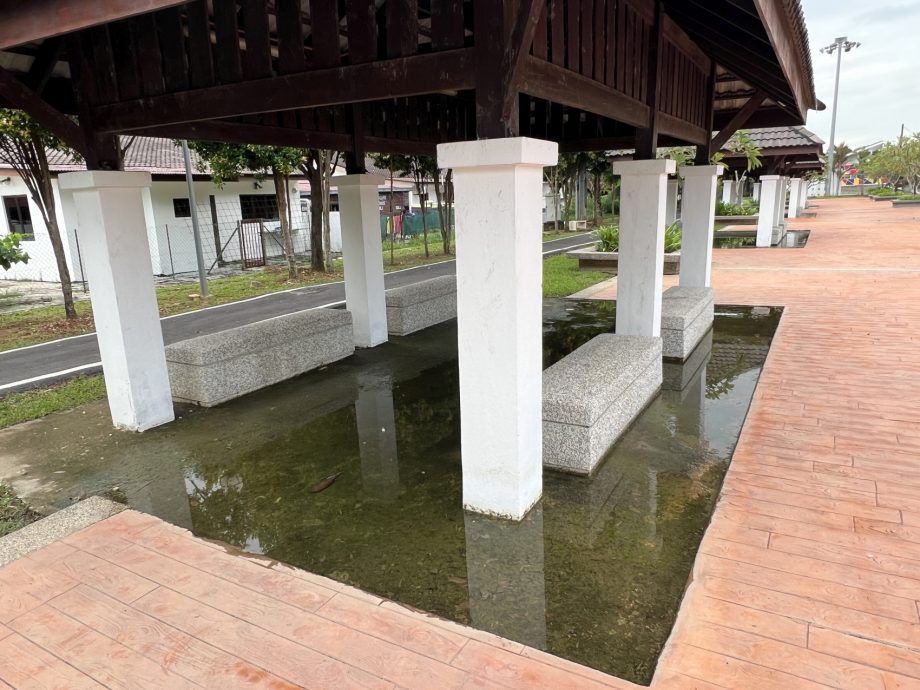 (古城第四版主文)峇章河畔走道“淹水”·晨运客望水兴叹