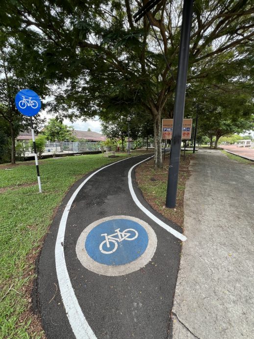 (古城第四版主文)峇章河畔走道“淹水”·晨运客望水兴叹