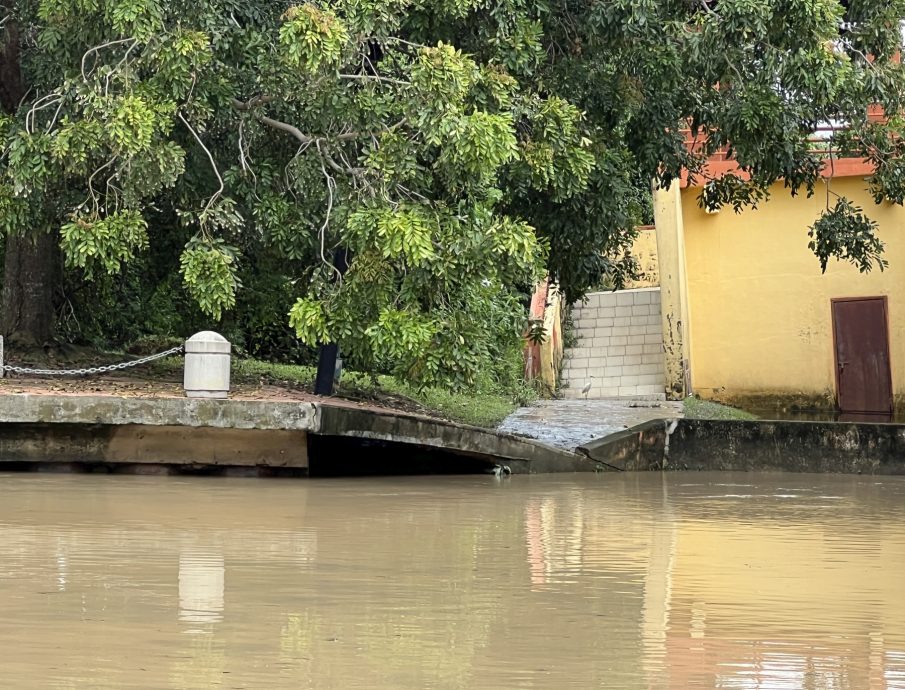 (古城第四版主文)峇章河畔走道“淹水”·晨运客望水兴叹