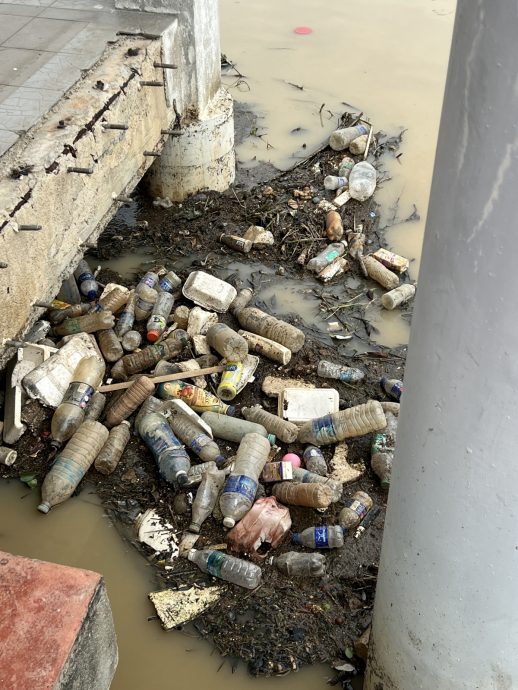(古城第四版主文)峇章河畔走道“淹水”·晨运客望水兴叹