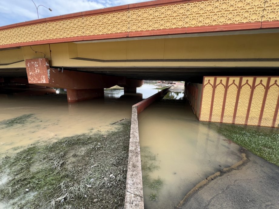 (古城第四版主文)峇章河畔走道“淹水”·晨运客望水兴叹