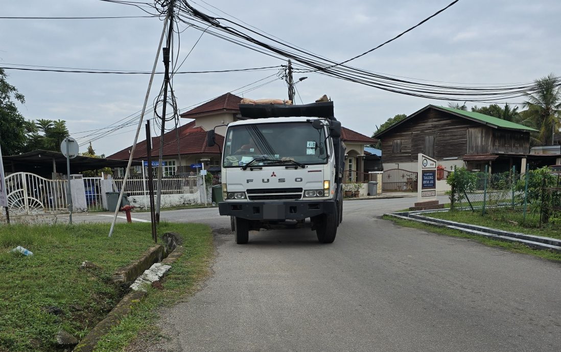 （古城第四版主文）树挡视线 减速线模糊 车速快 丹绒米雅新村路口3百米路段车祸频传 