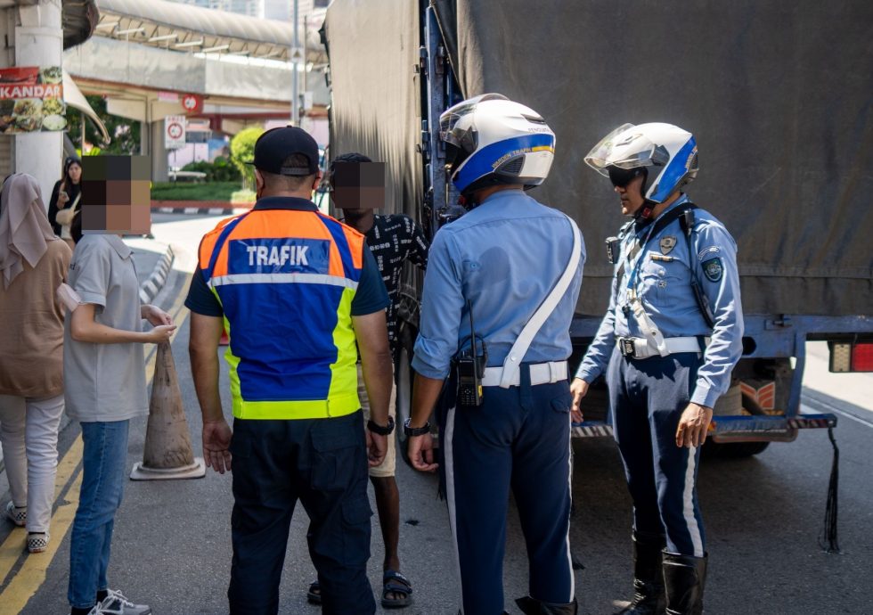 (大北马)假期季节 槟岛市厅交通纠察员出动执法
