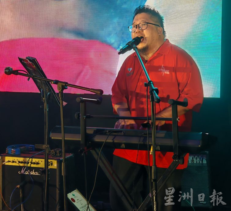 吉打60年代至80年代的乐队和歌手重返舞台,以音符传达温暖,为弱势群体医疗费和北马区贫困学生教育费献“声”。