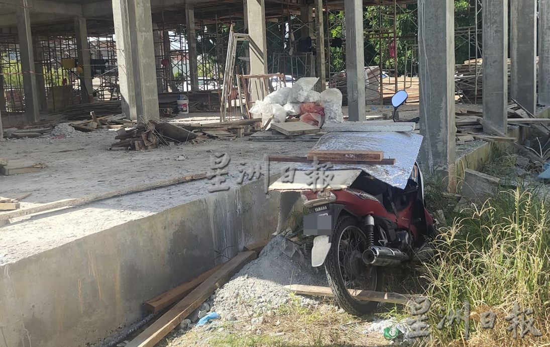 男子独自骑摩托车到工地自缢,清晨狗吠声引居民前往揭发案件