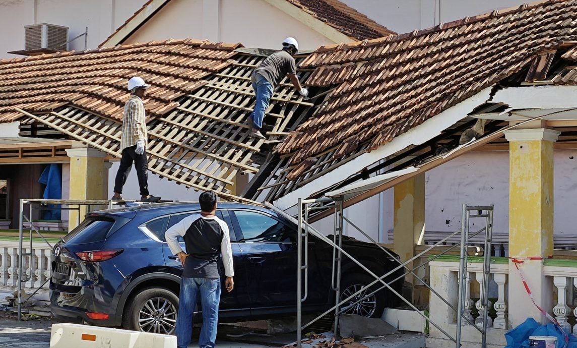 (大北马)车失控撞佛学院走廊致屋顶坍塌,院方安排承包商工人修复