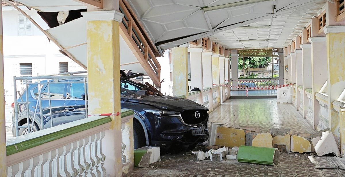 (大北马)车失控撞佛学院走廊致屋顶坍塌,院方安排承包商工人修复