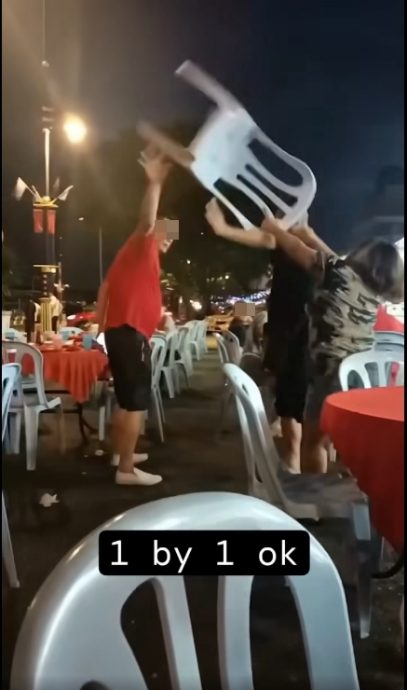 (已签发)柔:华裔男女咖啡店肢体冲突 警方:未接投报