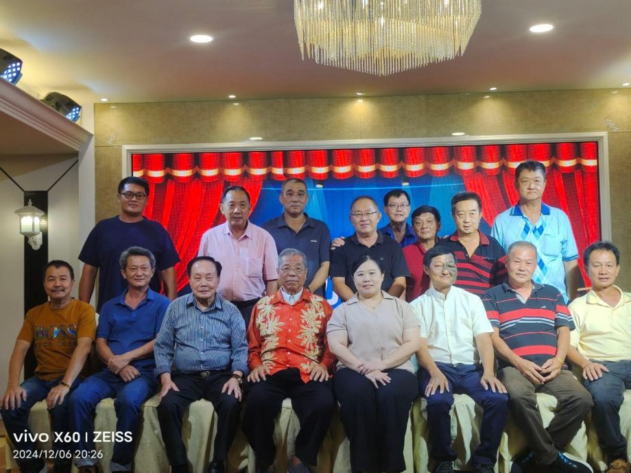 峇巴力士隆港脚中华,办谢师宴暨董家协就职