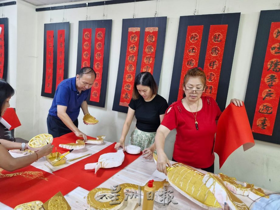 (已签发)柔:**可版头**推出20尺“金蛇狂舞”巨型春联 銮艺术协会欢喜迎接蛇年