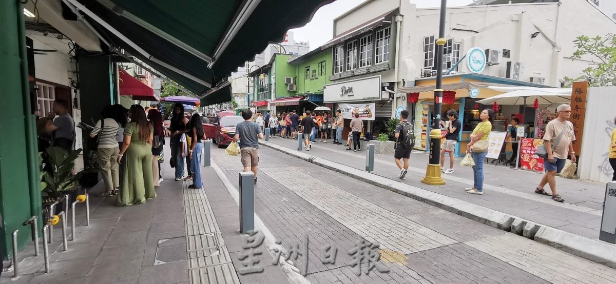 (已签发)柔:**封面**新山市中心增“第一眼壁画”,南方门户城市添五彩墙衣