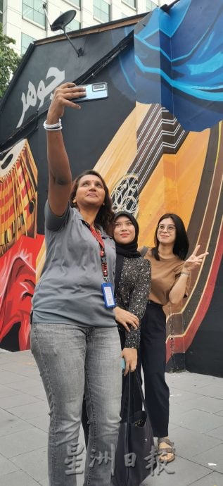 (已签发)柔:**封面**新山市中心增“第一眼壁画”,南方门户城市添五彩墙衣