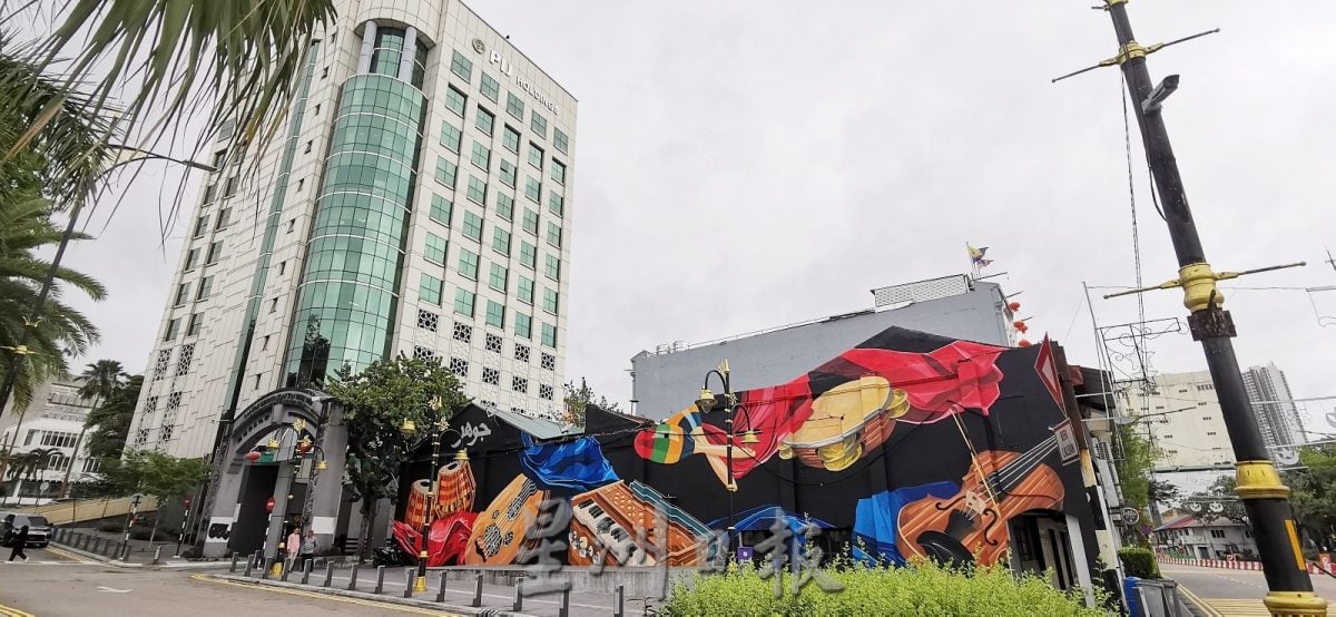 (已签发)柔:**封面**新山市中心增“第一眼壁画”,南方门户城市添五彩墙衣