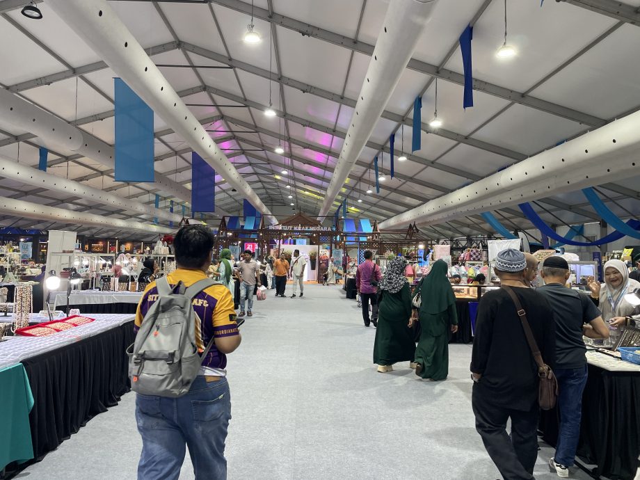 (已签发)柔:**封面**柔佛手工艺品嘉年华连展11日 200手作人冲刺千万销售目标