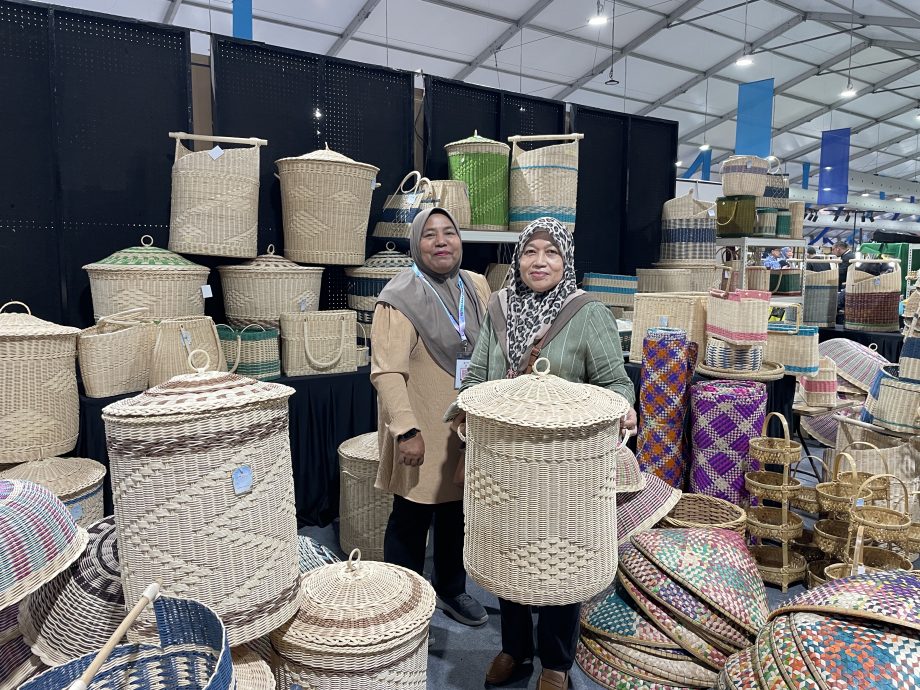 (已签发)柔:**封面**柔佛手工艺品嘉年华连展11日 200手作人冲刺千万销售目标