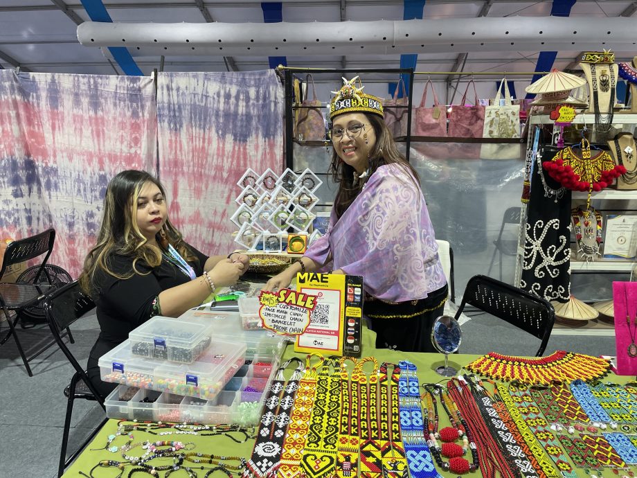 (已签发)柔:**封面**柔佛手工艺品嘉年华连展11日 200手作人冲刺千万销售目标