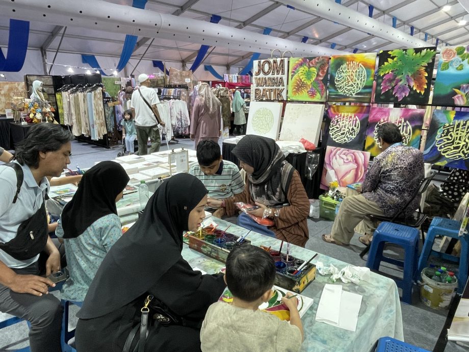 (已签发)柔:**封面**柔佛手工艺品嘉年华连展11日 200手作人冲刺千万销售目标