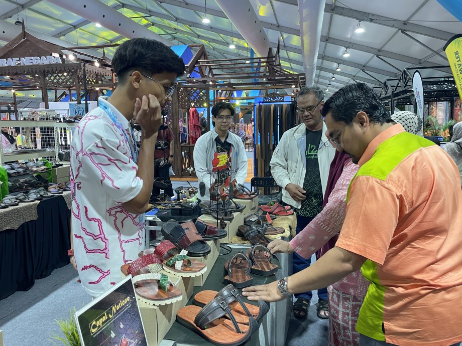 (已签发)柔:**封面**柔佛手工艺品嘉年华连展11日 200手作人冲刺千万销售目标