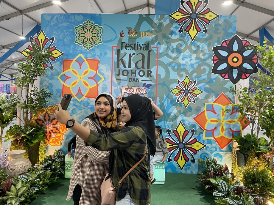 (已签发)柔:**封面**柔佛手工艺品嘉年华连展11日 200手作人冲刺千万销售目标