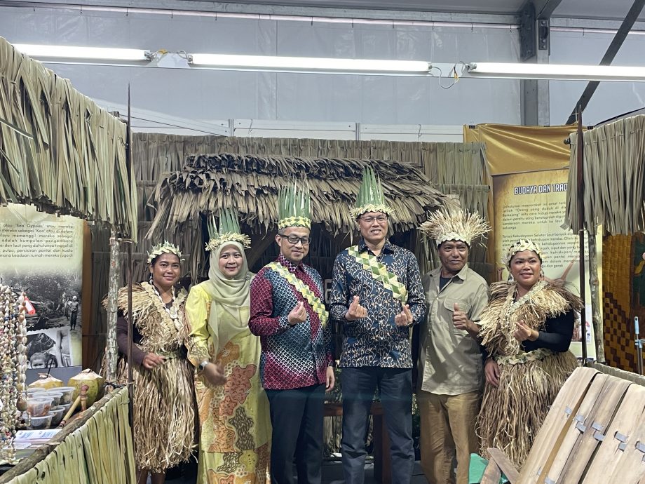 (已签发)柔:**封面**柔佛手工艺品嘉年华连展11日 200手作人冲刺千万销售目标