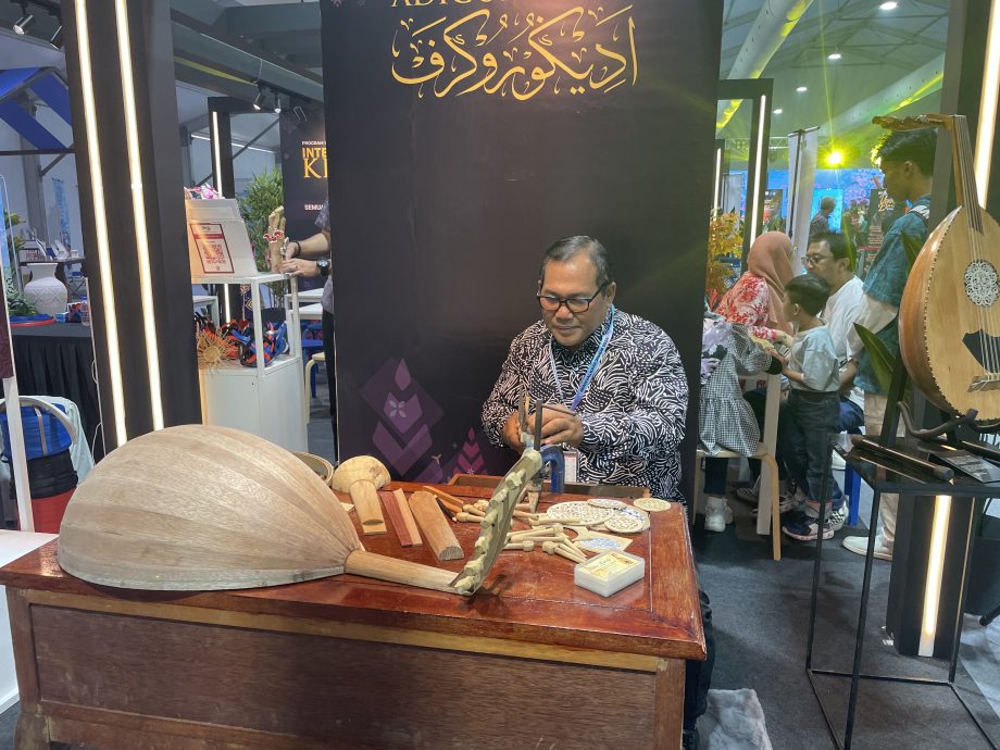 (已签发)柔:**封面**柔佛手工艺品嘉年华连展11日 200手作人冲刺千万销售目标