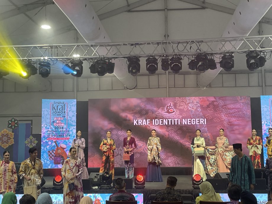 (已签发)柔:**封面**柔佛手工艺品嘉年华连展11日 200手作人冲刺千万销售目标