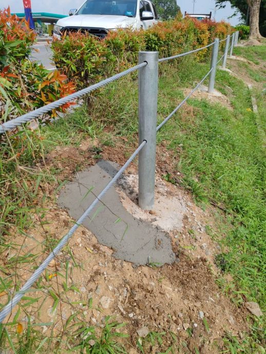 1年6次汽车撞坟场,柔南黄氏公会获3万修防护栏