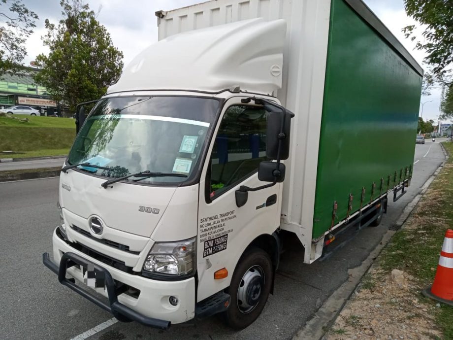 (已签发)柔:泗隆往士乃路段致命车祸 罗里司机弃车逃延扣2天