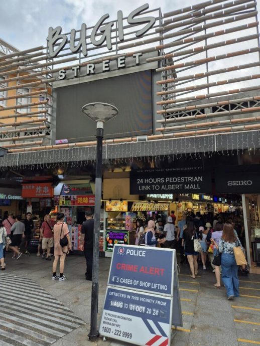 (已签发)柔:狮城二三事:3个月内43起 武吉士街商场窃案频 店家组“自卫队”防贼