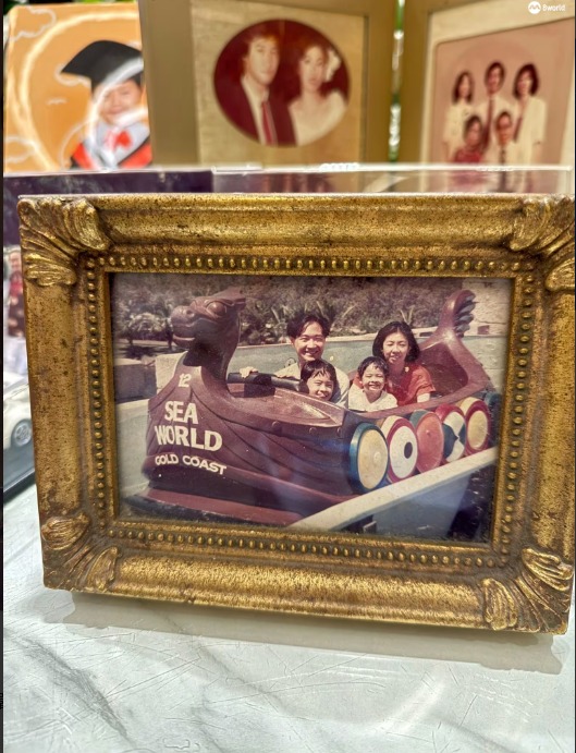 (已签发)柔:狮城二三事:“儿子,我们爱你”成遗言 狮城夫妻吉隆坡车祸双罹难