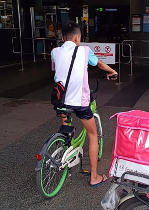 少年频偷骑脚车取走外卖 送餐员纷出招应对