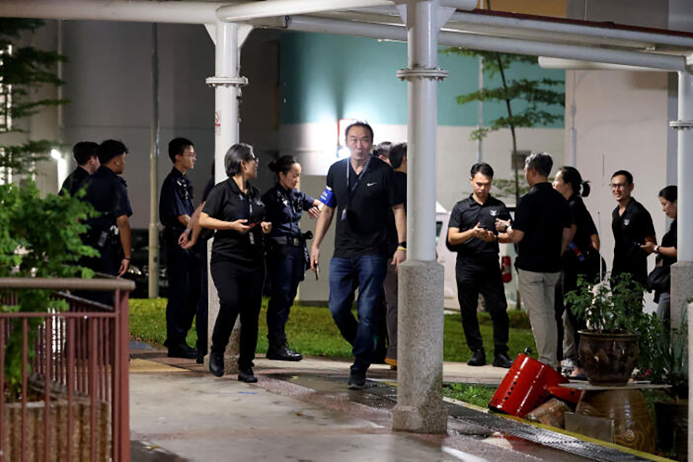 (已签发)柔:狮城二三事:疑与母争执反锁屋内 男子与警对峙4小时