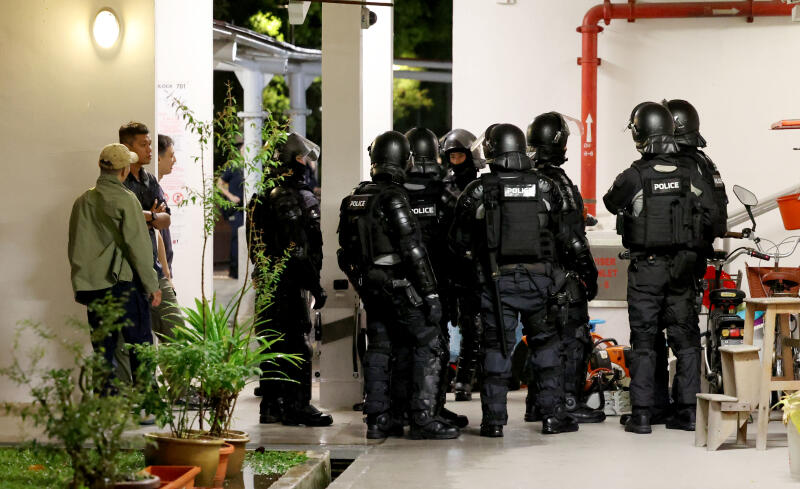 (已签发)柔:狮城二三事:疑与母争执反锁屋内 男子与警对峙4小时