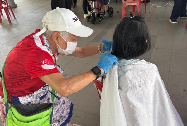 （已签发）柔：狮城二三事：阿叔不满发型　辱骂八旬义工　