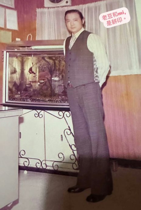 （明8.30am）回娘家陪母亲看旧照 郑秀文笑指父女如饼印