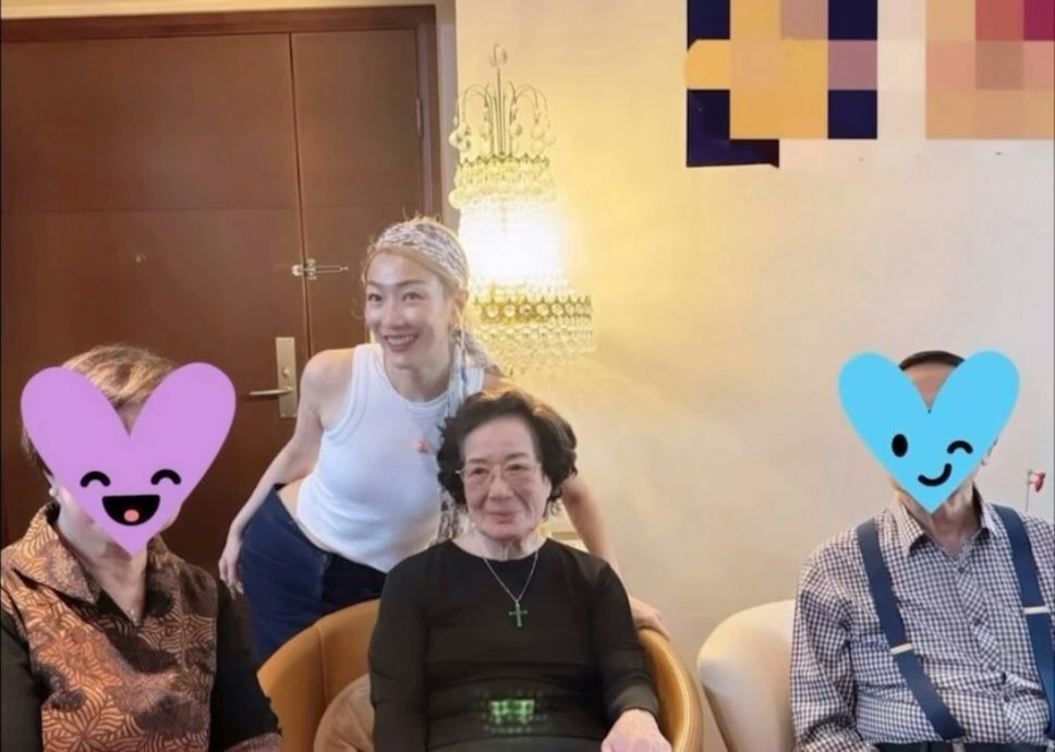 （明8.30am）回娘家陪母亲看旧照 郑秀文笑指父女如饼印