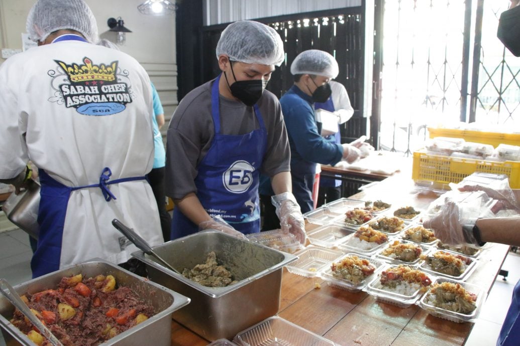 (暖势力)庇Dapur Kita-Kita为有需要者提供午餐餐盒 减轻民众负担