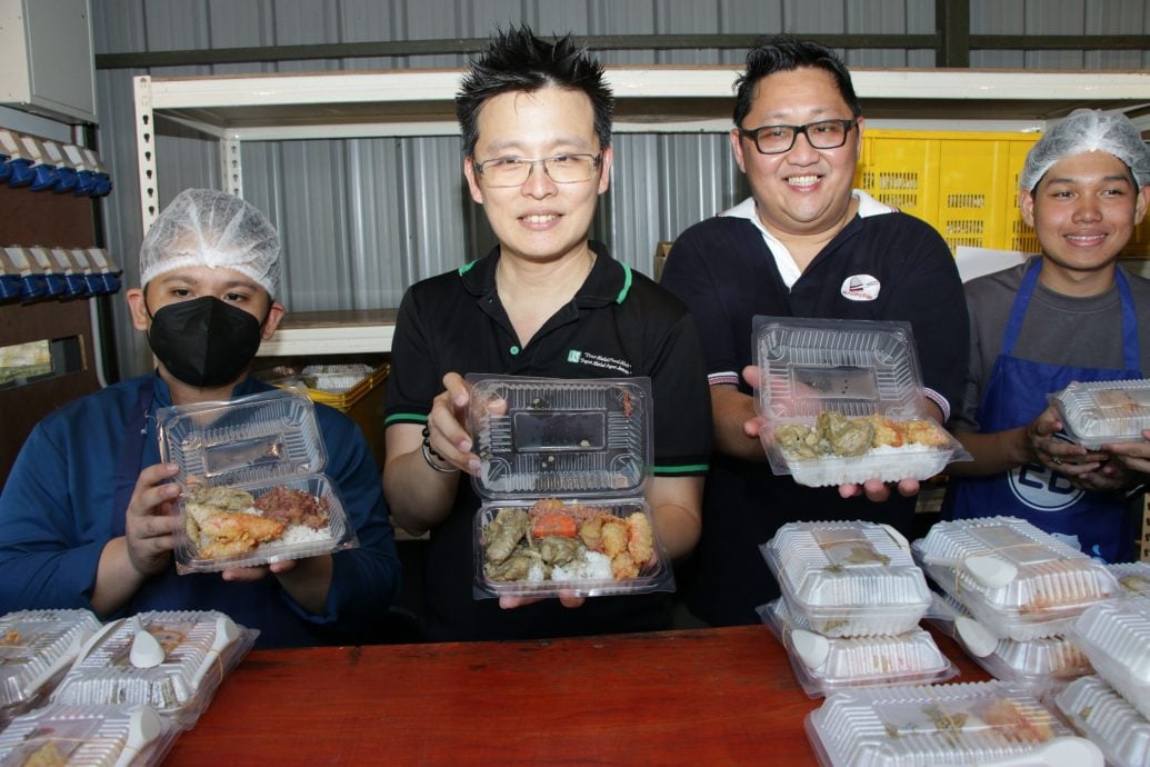 (暖势力)庇Dapur Kita-Kita为有需要者提供午餐餐盒 减轻民众负担