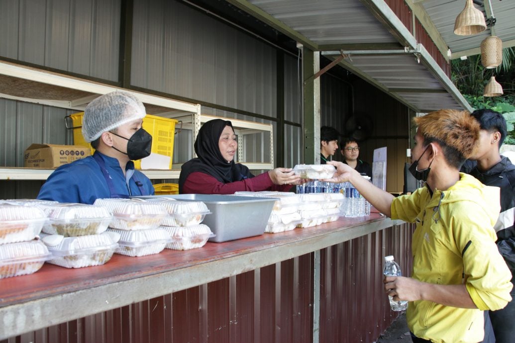 (暖势力)庇Dapur Kita-Kita为有需要者提供午餐餐盒 减轻民众负担
