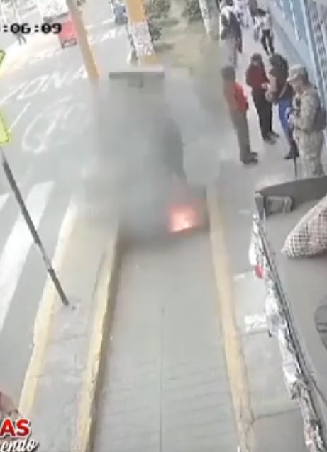 （视频）行人路渠盖突炸飞喷火　女子跌入坑洞